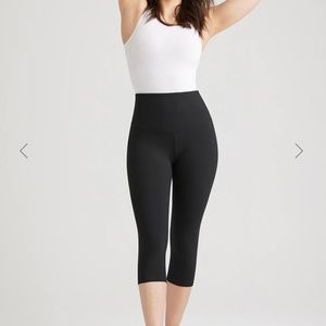 Yummie Talia Capri Shaping Legging, Black, Small, New!